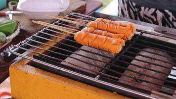 delizioso sosis Bakar barbecue salsiccia nel indonesiano strada mercato. foto