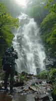 ai generato uomo in piedi nel davanti di cascata foto