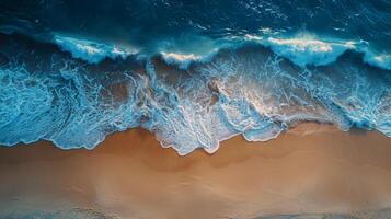 aereo Visualizza di un' spiaggia con onde e sabbia foto