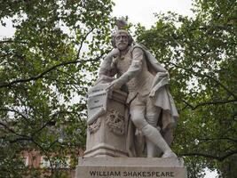 statua di shakespeare a londra foto