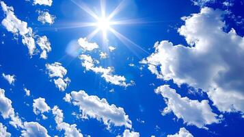 radiante sole splendente brillantemente nel un' blu cielo con soffice nuvole foto