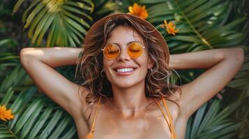 gioioso donna nel arancia bikini godendo tropicale Paradiso foto