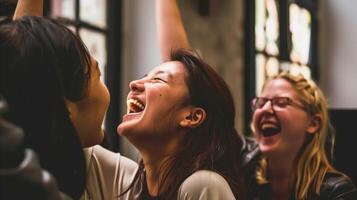 gioioso amici festeggiare insieme in casa foto