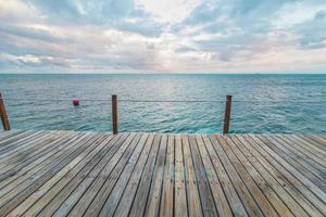 molo di legno e oceano caraibico turchese foto