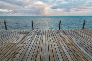 molo di legno e oceano caraibico turchese foto