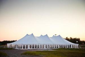 una tenda bianca per feste o eventi foto