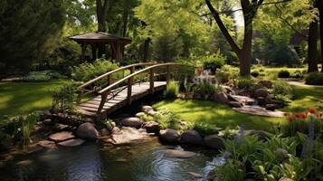 di legno passerella al di sopra di ruscello nel Giardino dietro la casa foto