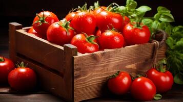 abbondante pomodori nel rustico di legno scatola foto