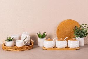 bianca ceramica vasellame per tè festa cerimonia su cucina pietra controsoffitto tra in vaso interno impianti. eco-friendly naturale materiali. eco Oggetti. foto