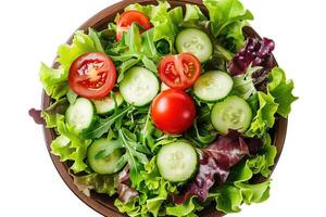 fresco verdura insalata con lattuga, rucola, pomodori, cetrioli su un' Marrone piatto. foto