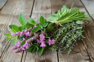 medicinale erbe aromatiche alternativa medicina su di legno sfondo. foto