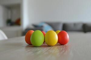colorato Pasqua uova su un' tavolo, bianca sfondo foto