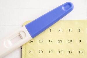 gravidanza test e nascita controllo pillole su calendario, contraccezione Salute e medicinale. foto