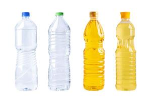 acqua e verdura olio nel diverso bottiglia per cucinando isolato su bianca sfondo. foto
