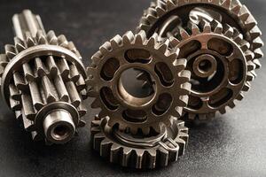 Ingranaggio e ingranaggi ruote, orologio meccanismo, ottone metallo motore industriale. foto