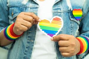 lgbt arcobaleno colorato bandiera cuore e nastro, simbolo di lesbica, gay, bisessuale, transgender, umano diritti, tolleranza e pace. foto
