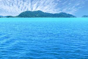 blu mare onda sfondo con isola foto