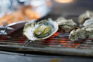 grigliate delizie, ostrica frutti di mare, barbecue frizzante su alluminio Foglio nel Taiwan foto