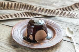 panna cotta al caffè con topping al cioccolato foto