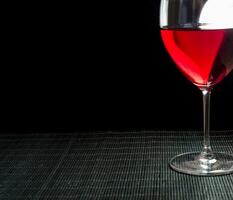 bicchiere di vino con rosso vino foto