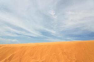 sabbia duna nel il deserto con nuvole nel il sfondo foto