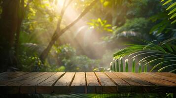il vuoto di legno tavolo superiore con sfocatura sfondo di amazon foresta pluviale esuberante Immagine foto