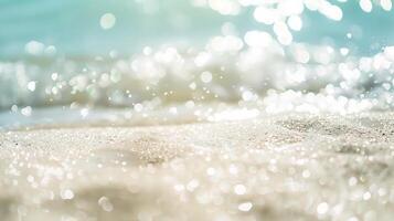 sfocatura estate bianca sabbia spiaggia con scintillante mare acqua, foto