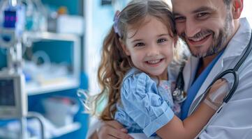 medico abbracciare poco ragazza nel ospedale camera. sorridente giovane ragazza essere tenuto di un' medico foto