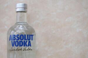 kiev, Ucraina - novembre 27, 2023 assoluto Vodka svedese marca bottiglia di alcool Vodka bevanda foto