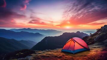 tranquillo montagna picco con campeggio tenda, d'oro Alba foto