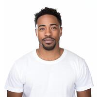 ritratto di un' fiducioso giovane africano americano uomo nel un' bianca maglietta foto