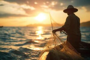 d'oro ora pesca.a pescatore recupera il suo netto a crepuscolo su un' sereno lago foto