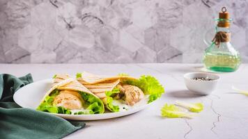 dietetico grigliato tacos con pollo filetto, lattuga su un' piatto su il tavolo ragnatela bandiera foto