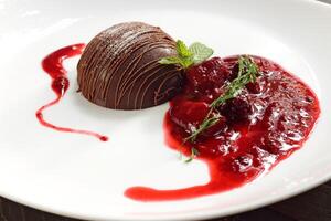 cioccolato mousse con fragola salsa foto