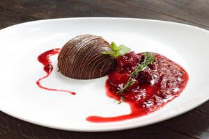 cioccolato mousse con fragola salsa foto