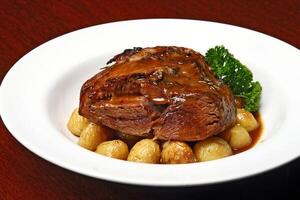 agnello spalla con al forno patate e salsa foto