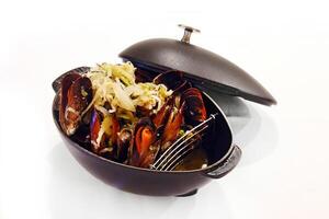 moules frites mariniere con Caramellizzato cipolle e salsa foto