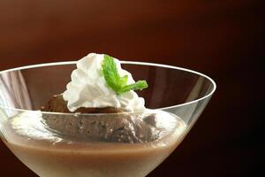 coupe ardechoise, francese diletto con cioccolato mousse e frustato crema foto