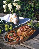 arrosto pollo con verdure servito su un' di legno tavolo nel Provenza, meridionale Francia foto