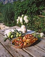 arrosto pollo con verdure servito su un' di legno tavolo nel Provenza, meridionale Francia foto