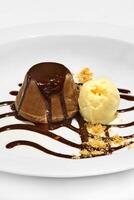 petit torta, classico francese cioccolato dolce con crema ghiaccio crema foto