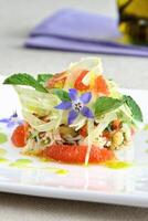 finocchio insalata con verdure e fiori foto