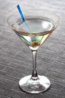 asciutto Martini, classico bevanda con asciutto Gin, asciutto vermut, arancia angostura e olive foto