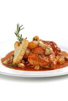 pollo Marengo passo di fare un passo, francese ricetta con erba cipollina, mazzo guarnire, carote, arancia succo e aglio tra altri foto