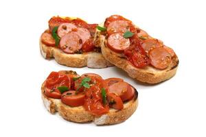 salsiccia Bruschetta con pomodoro salsa su tostato pane foto