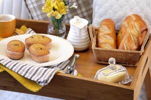 prima colazione nel letto con pane, panetti e burro foto