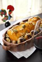 bacalhau fare cabrale, arrostito e impanato merluzzo con patate, olive e aglio foto