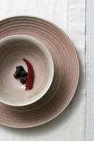 ceramica piatto con rosso frutta visto a partire dal sopra foto