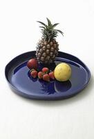 blu ceramica piatto con parecchi diverso frutta foto