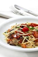 tagliatelle con carne, Bacon e verdure foto